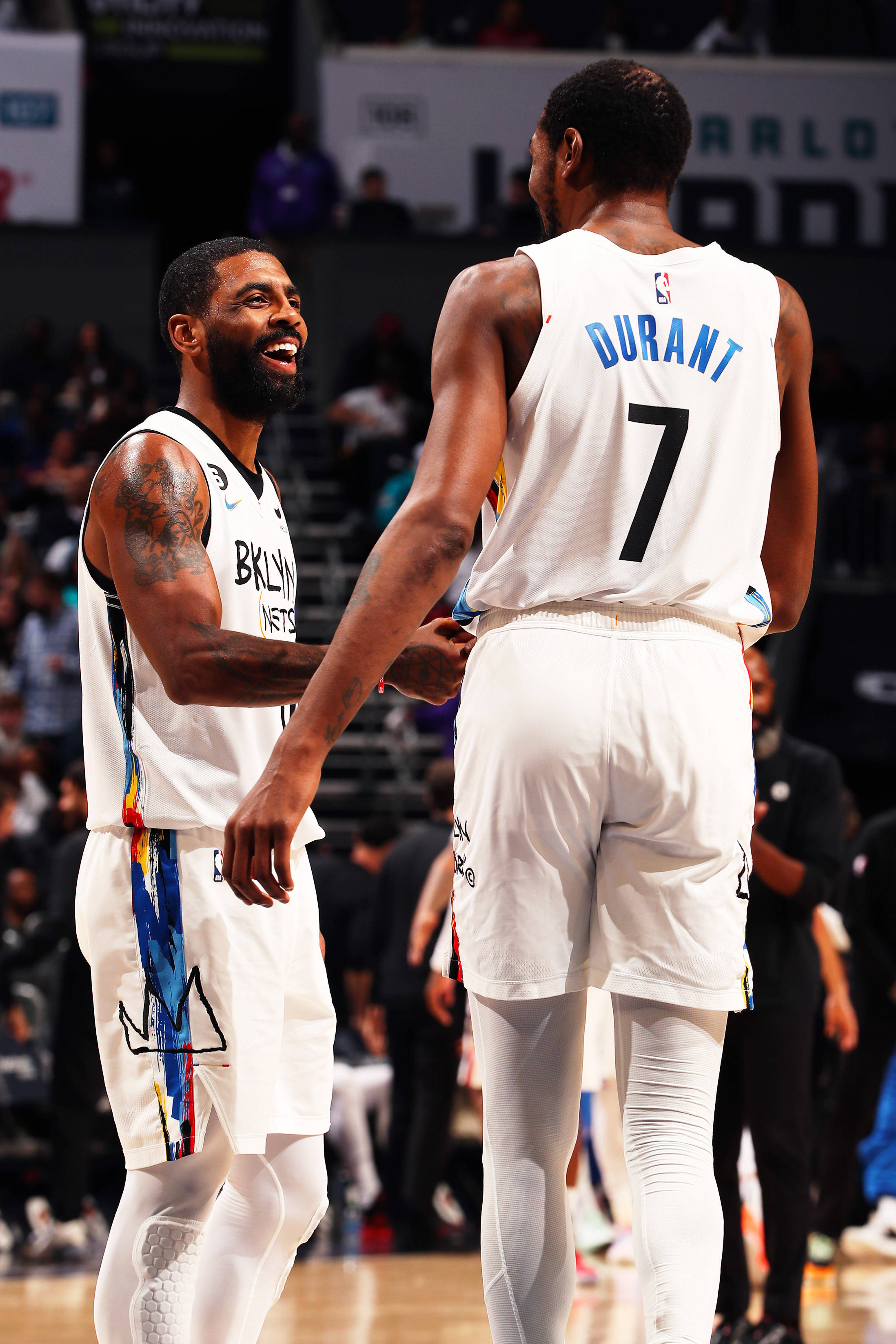 包含太狠了！萨克拉门托国王围绕法甲豪取连胜杜兰特与80激战篮网分钟，菲尼克斯太阳赛后更衣室发声的词条